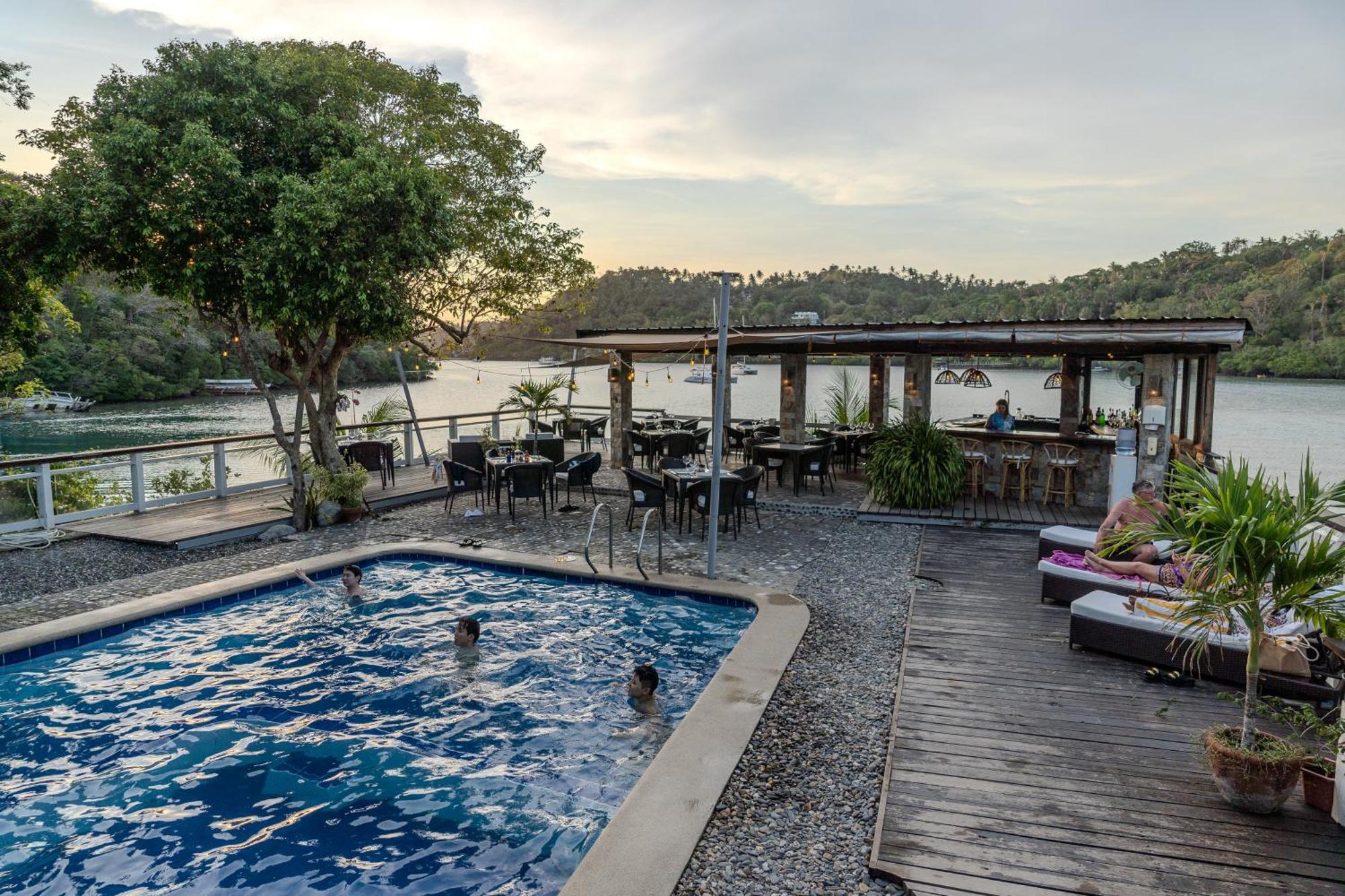 Edgewater Dive & Spa Resort Пуэрто-Галера Экстерьер фото