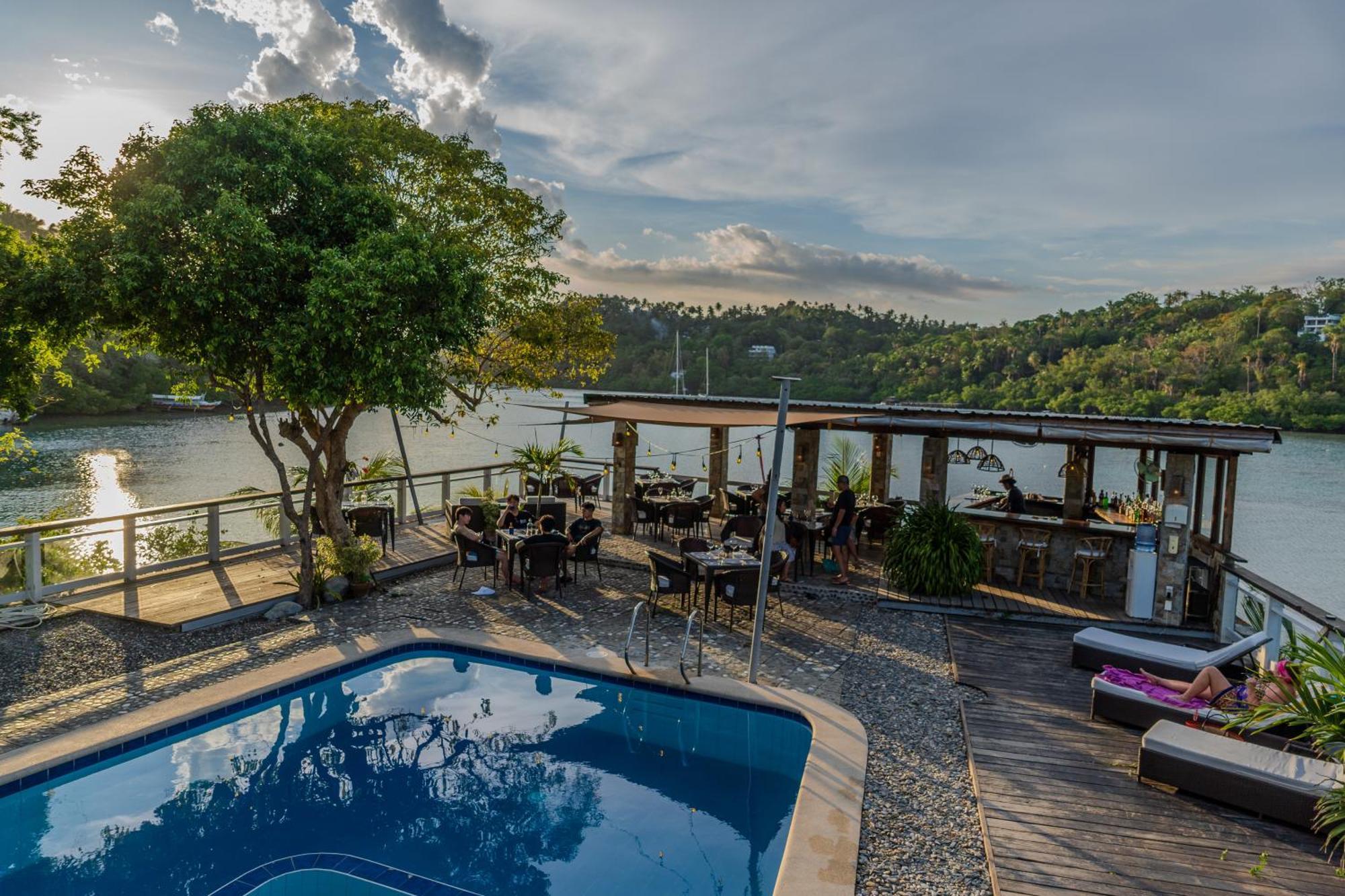 Edgewater Dive & Spa Resort Пуэрто-Галера Экстерьер фото
