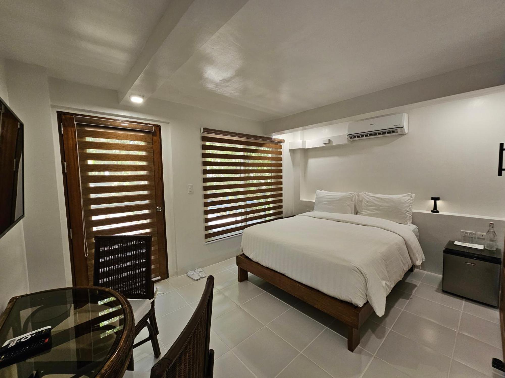 Edgewater Dive & Spa Resort Пуэрто-Галера Экстерьер фото